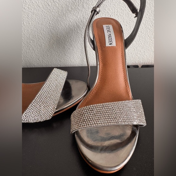 Steve Madden Metallic Silver Sandals - Picture 1 of 3